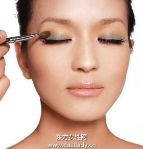 眼妝教程之5分鐘打造動(dòng)人眼妝