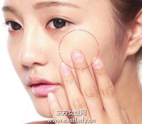 輕薄、亮澤的底妝手法注重細節(jié)