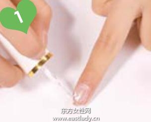 雕花蝴蝶結(jié)+漆白色甲油打造時尚法式美甲