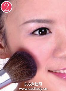 紅潤裸妝為冬季增加幾分暖意