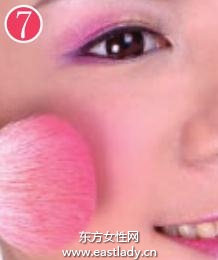 冷眼桃花妝畫法突出女性柔媚感