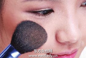 底妝畫(huà)法打造透明自然亞光肌膚