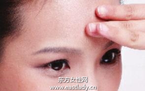 使用遮瑕膏和膚色調(diào)理液遮蓋暗沉膚色