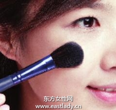使用化妝底液消除黑眼圈、膚色暗沉煩惱
