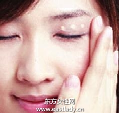 使用化妝底液消除黑眼圈、膚色暗沉煩惱