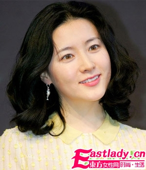 李英愛罕見煙熏妝 冷艷逼人