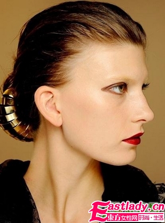 白眉紅唇秀場(chǎng)復(fù)古妝容