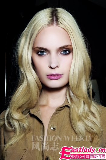 流行甜美 焦糖發(fā)色搭蜜粉妝