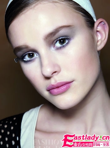 眼妝持久清新的小訣竅