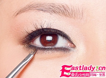 冬季的迷人魅惑眼妝步驟圖解