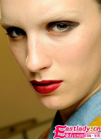 白眉紅唇秀場(chǎng)復(fù)古妝容