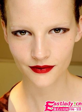 白眉紅唇秀場復(fù)古妝容