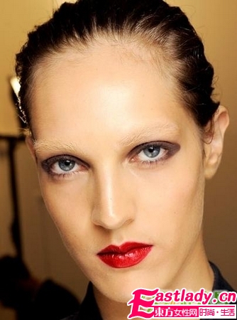 白眉紅唇秀場復(fù)古妝容