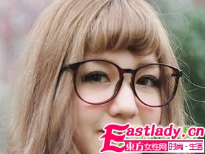 學街拍女生春日浪漫水潤裸裝