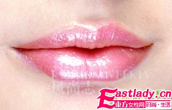 流行甜美 焦糖發(fā)色搭蜜粉妝