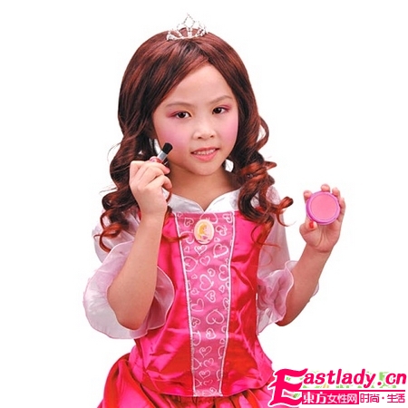 5歲女孩迷上化妝 家長很糾結(jié)