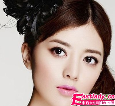6個(gè)訣竅打造赫本式純真妝容