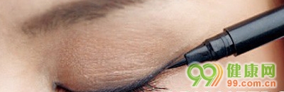 冬季的迷人魅惑眼妝步驟圖解