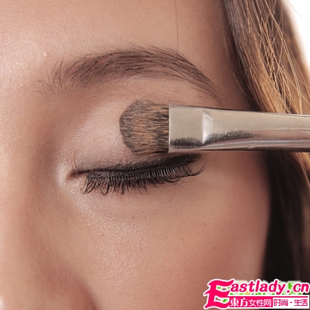 巧畫煙熏妝 黑皮MM性感變身