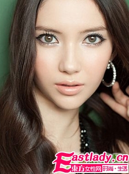 人氣女王教你打造魅力裸妝術(shù)