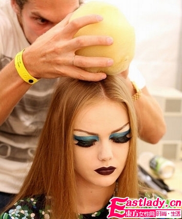 用貼的眼線 讓T臺妝容變簡單