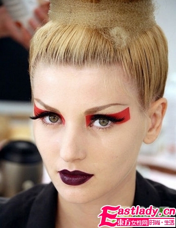 用貼的眼線 讓T臺(tái)妝容變簡(jiǎn)單