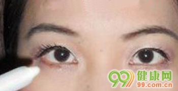 黃臉婆巧妙?yuàn)y容變身美麗輕熟女