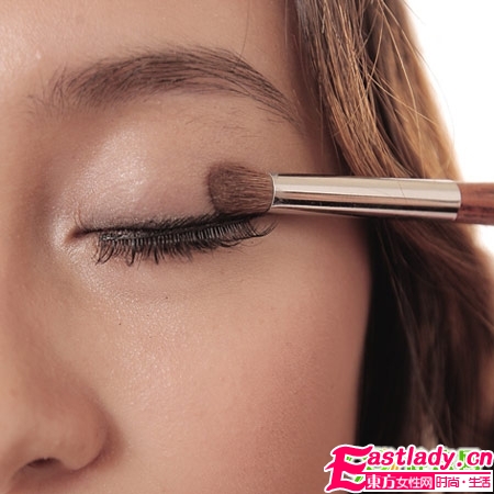 巧畫煙熏妝 黑皮MM性感變身