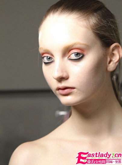 犀利女人妝 時裝周下眼線走紅