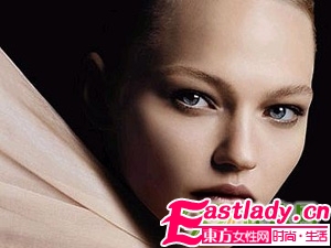 睫毛短少試試梳型睫毛膏吧