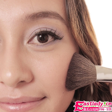 巧畫煙熏妝 黑皮MM性感變身