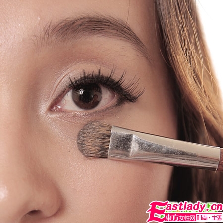 巧畫煙熏妝 黑皮MM性感變身