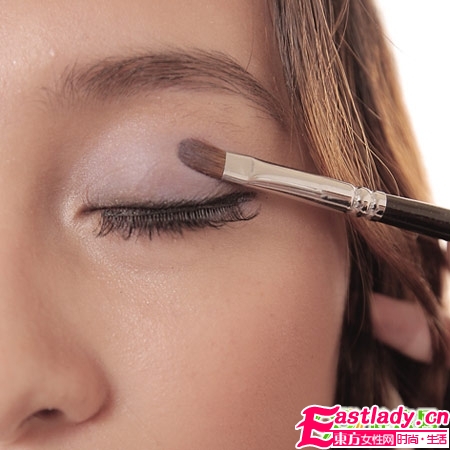 巧畫煙熏妝 黑皮MM性感變身