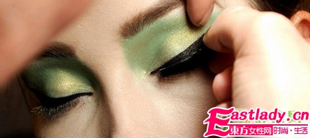 用貼的眼線 讓T臺(tái)妝容變簡(jiǎn)單