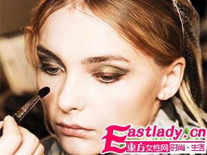 如何用三色金屬打造迷人煙熏妝