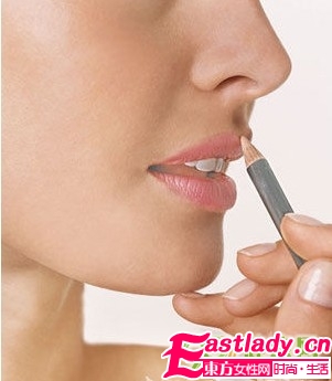 五招化妝術(shù) 讓異性猜不出你的年齡