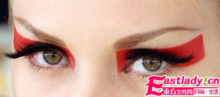 用貼的眼線 讓T臺(tái)妝容變簡(jiǎn)單