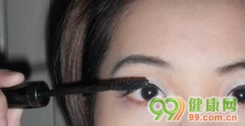 黃臉婆巧妙妝容變身美麗輕熟女