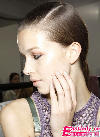 犀利女人妝 時裝周下眼線走紅