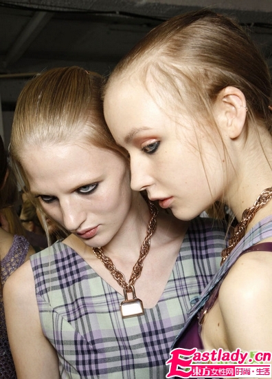 犀利女人妝 時(shí)裝周下眼線(xiàn)走紅