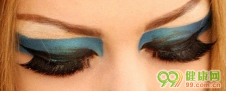 用貼的眼線 讓T臺妝容變簡單