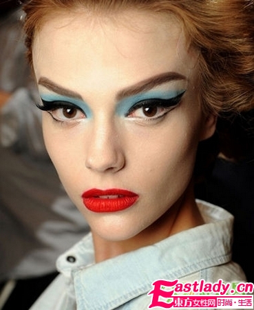 用貼的眼線 讓T臺(tái)妝容變簡單