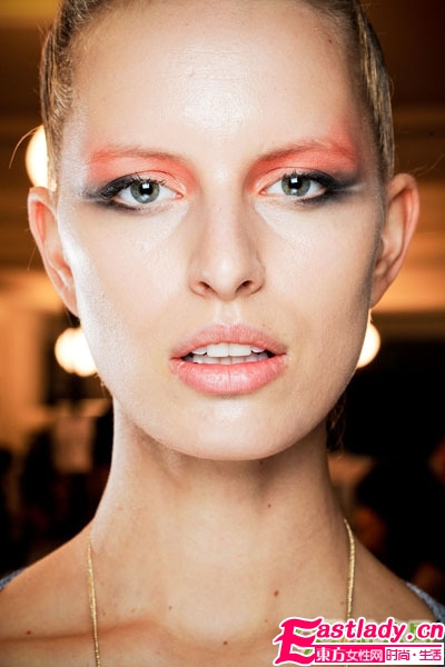 阿瑪尼高級秀場 優(yōu)雅煙熏妝