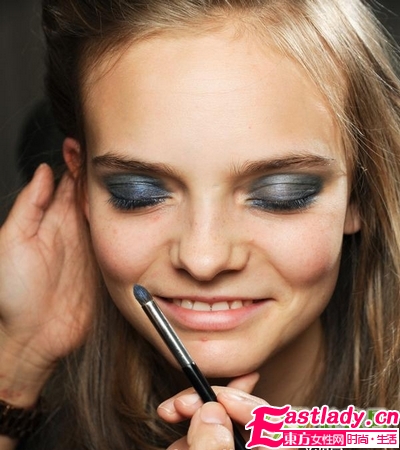 夜空藍(lán)煙熏妝 來(lái)自梵高畫作的靈感