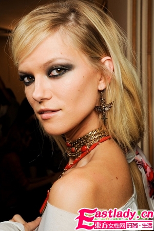 魅惑小煙熏的香檳色妝容