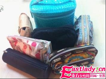 網(wǎng)友爆韓國美女同事的化妝包