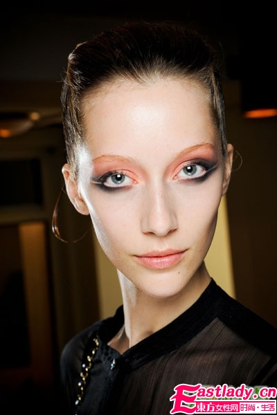 阿瑪尼高級秀場 優(yōu)雅煙熏妝