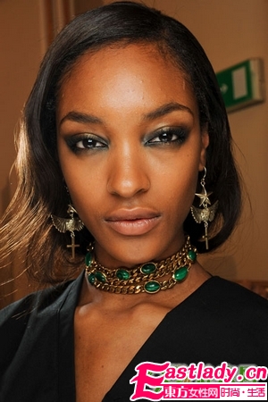 魅惑小煙熏的香檳色妝容