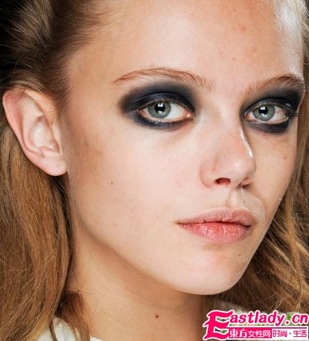 夜空藍(lán)煙熏妝 來自梵高畫作的靈感