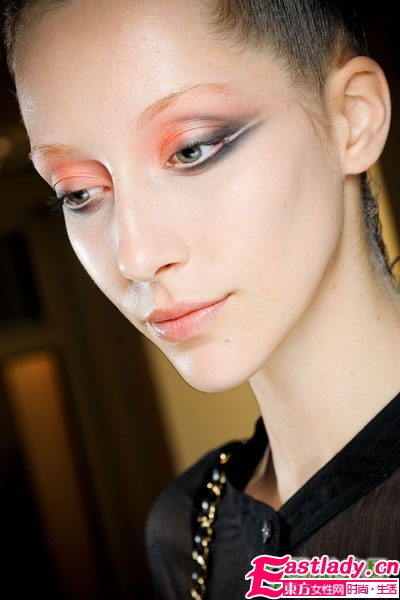 阿瑪尼高級(jí)秀場(chǎng) 優(yōu)雅煙熏妝